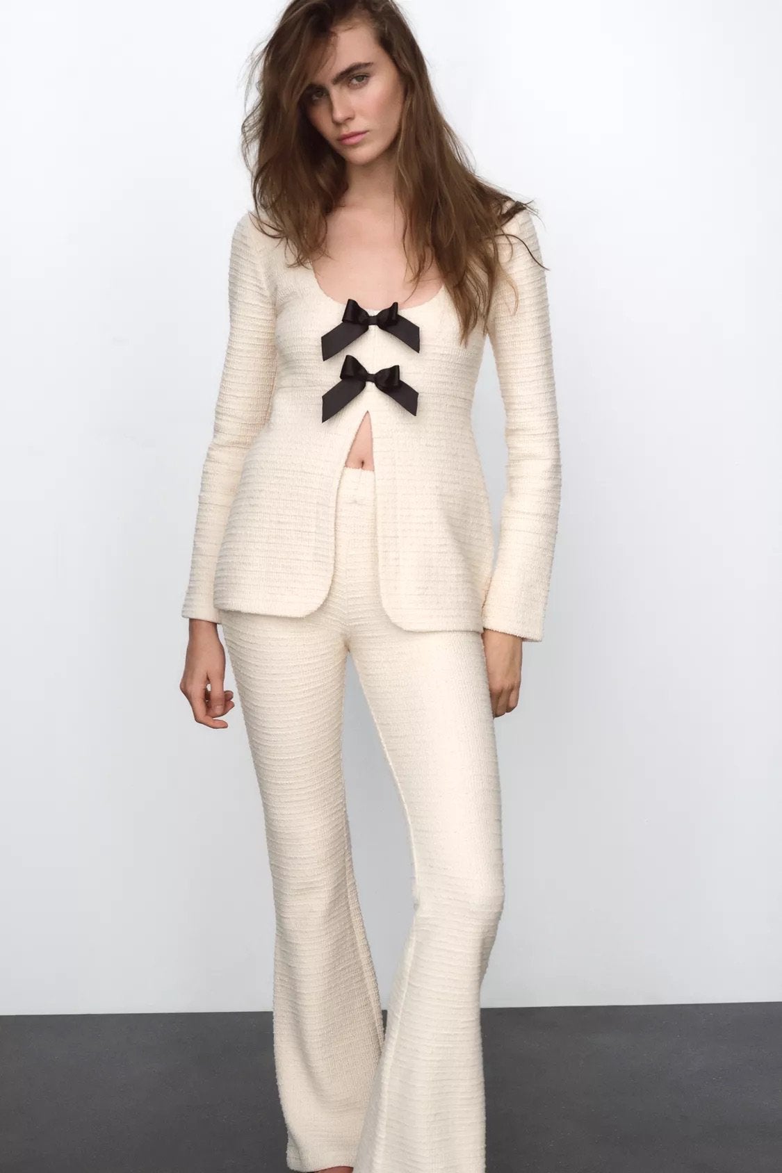 Dames Zara co-ord set top met strik structuur flare broek S, Kostuum of Pak, Beige, Nieuw, Ophalen of Verzenden