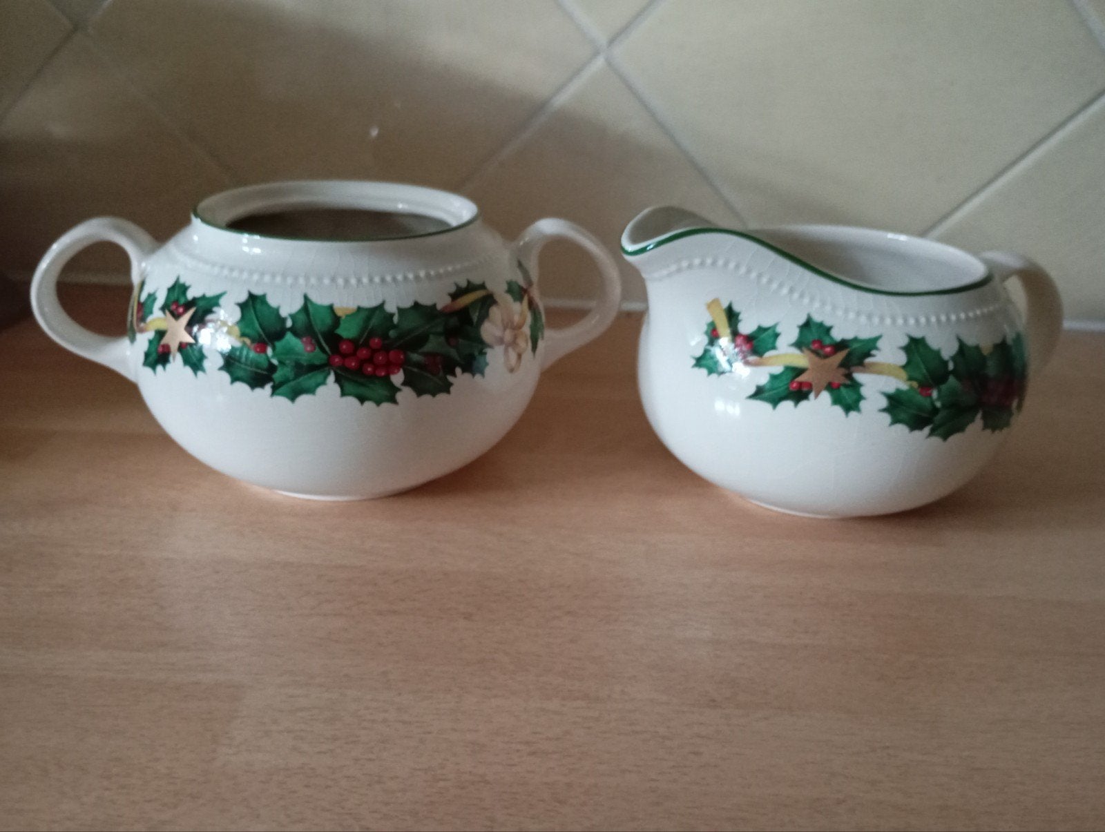 Suiker en melkkannetje Kerst.Royal Stafford Pearl, Huis en Inrichting, Ophalen of Verzenden, Porselein, Overige stijlen, Overige typen