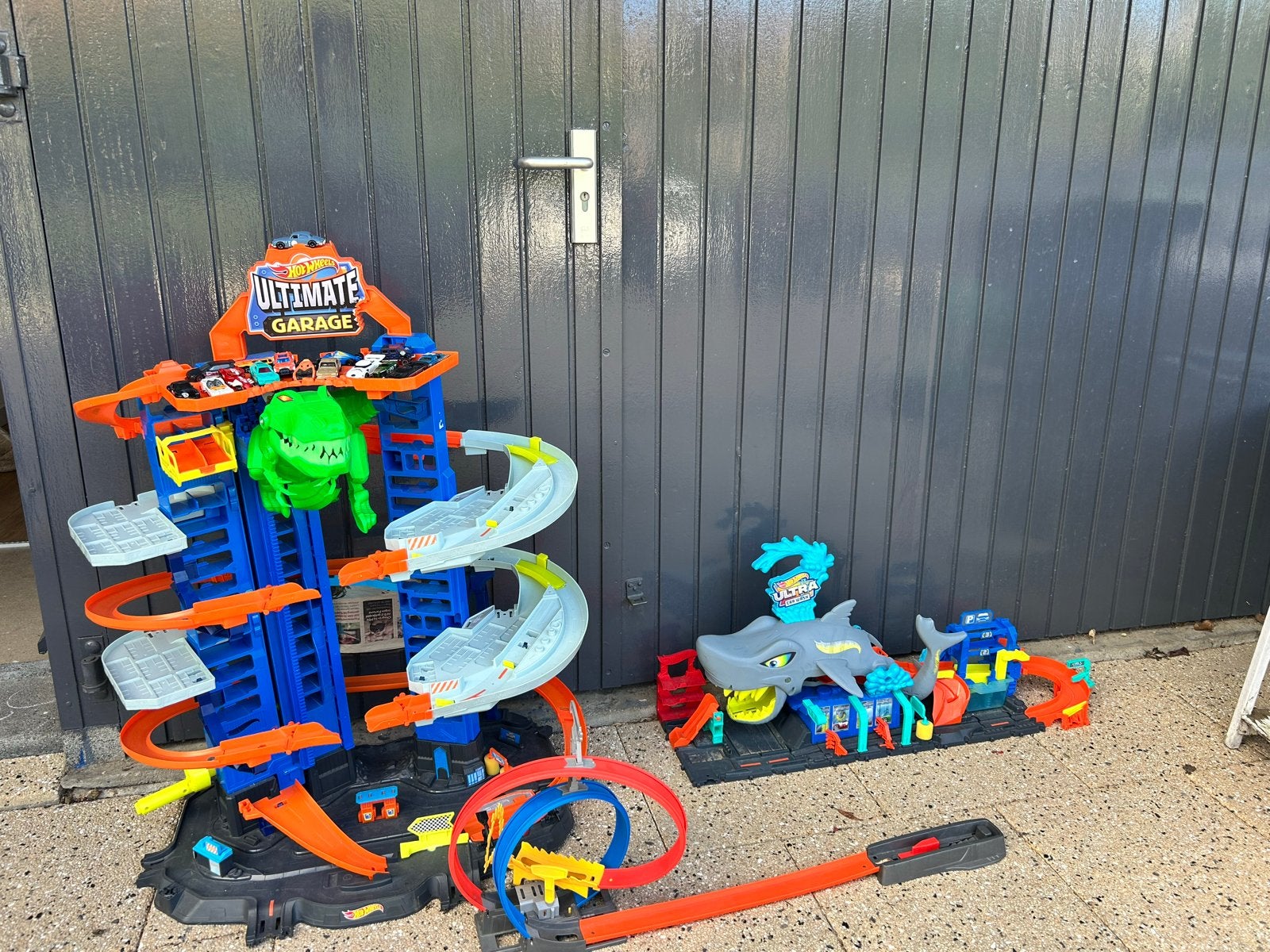 Hot Wheels Ultimate Garage & Shark Attack speelset, Ophalen, Gebruikt
