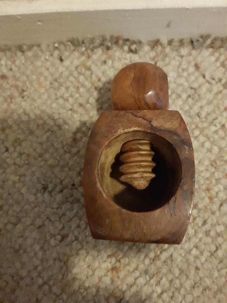 Notenkraker. Hoogte 10cm., Ophalen