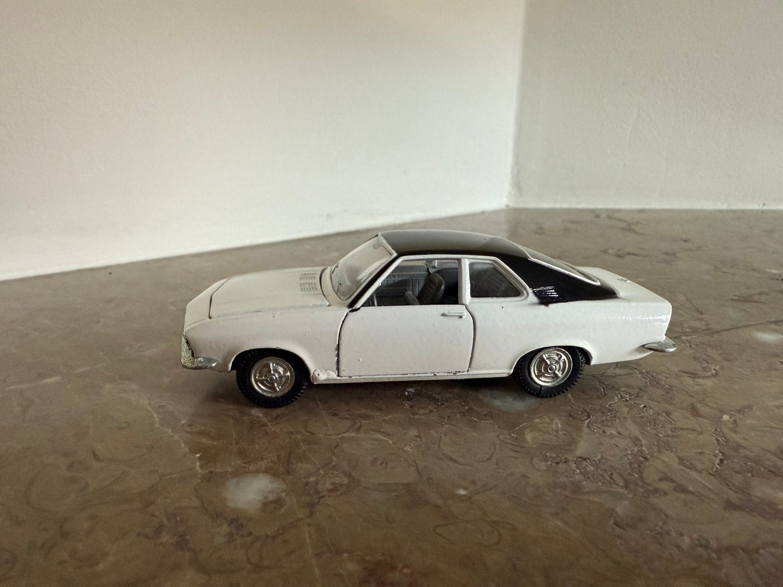 Opel Manta A - wit met zwart dak - AHC Models, Hobby en Vrije tijd, Ophalen of Verzenden, Zo goed als nieuw, Auto, Overige merken
