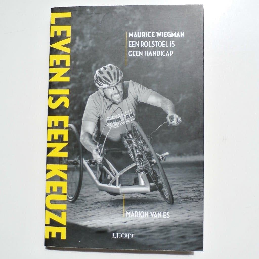 Leven is een keuze - een rolstoel is geen handicap - 5,00 -, Ophalen of Verzenden, Zo goed als nieuw, Maurice Wiegman