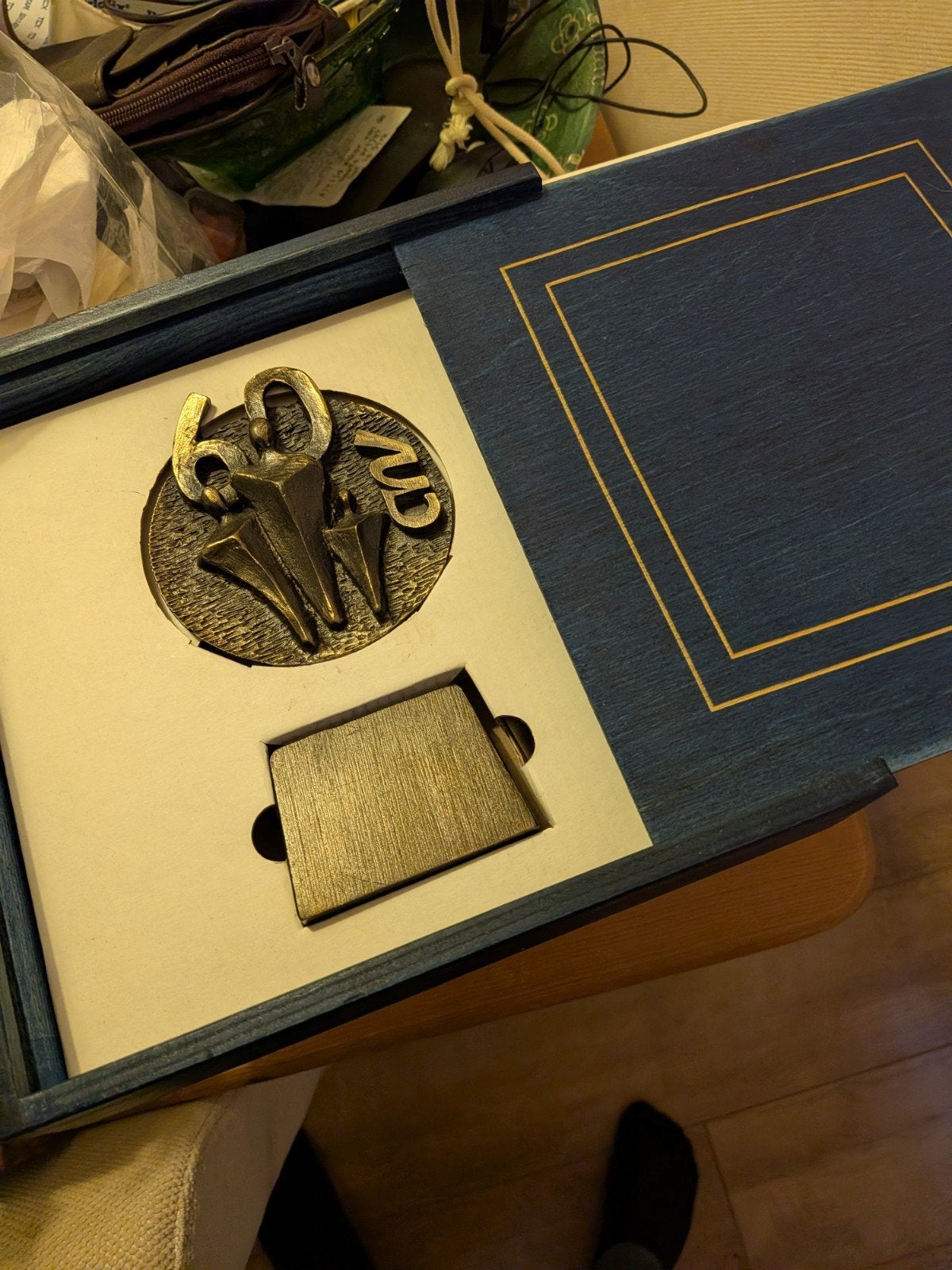Bronzen beeldje 60 jaar CNV in doosje, Verzenden, Zo goed als nieuw, Mens