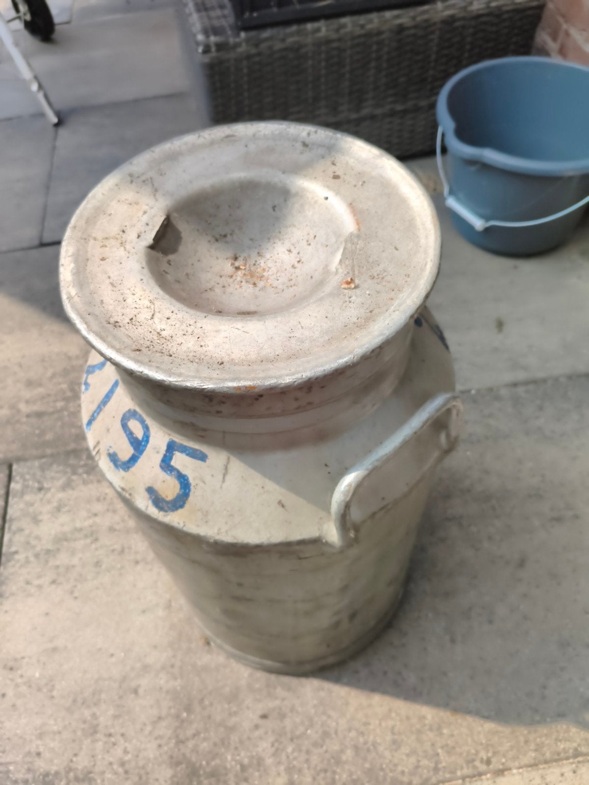 Vintage aluminium melkbus met handvatten, Ophalen