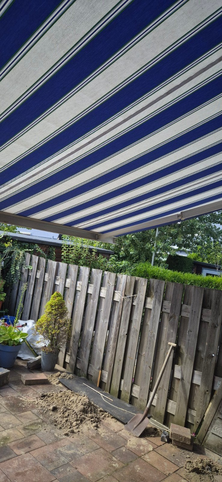 Elektrisch zonnescherm met afstandsbediening, Tuin en Terras, Zonneschermen, Ophalen, Gebruikt, Elektrisch, 250 cm tot 450 cm