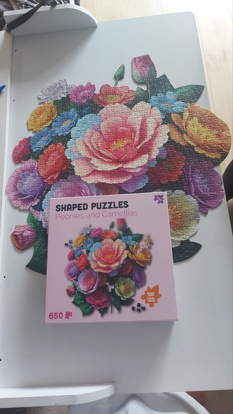 Shaped puzzel 650 stukjes peonies and camellias compleet, Hobby en Vrije tijd, Ophalen of Verzenden, 500 t/m 1500 stukjes, Zo goed als nieuw