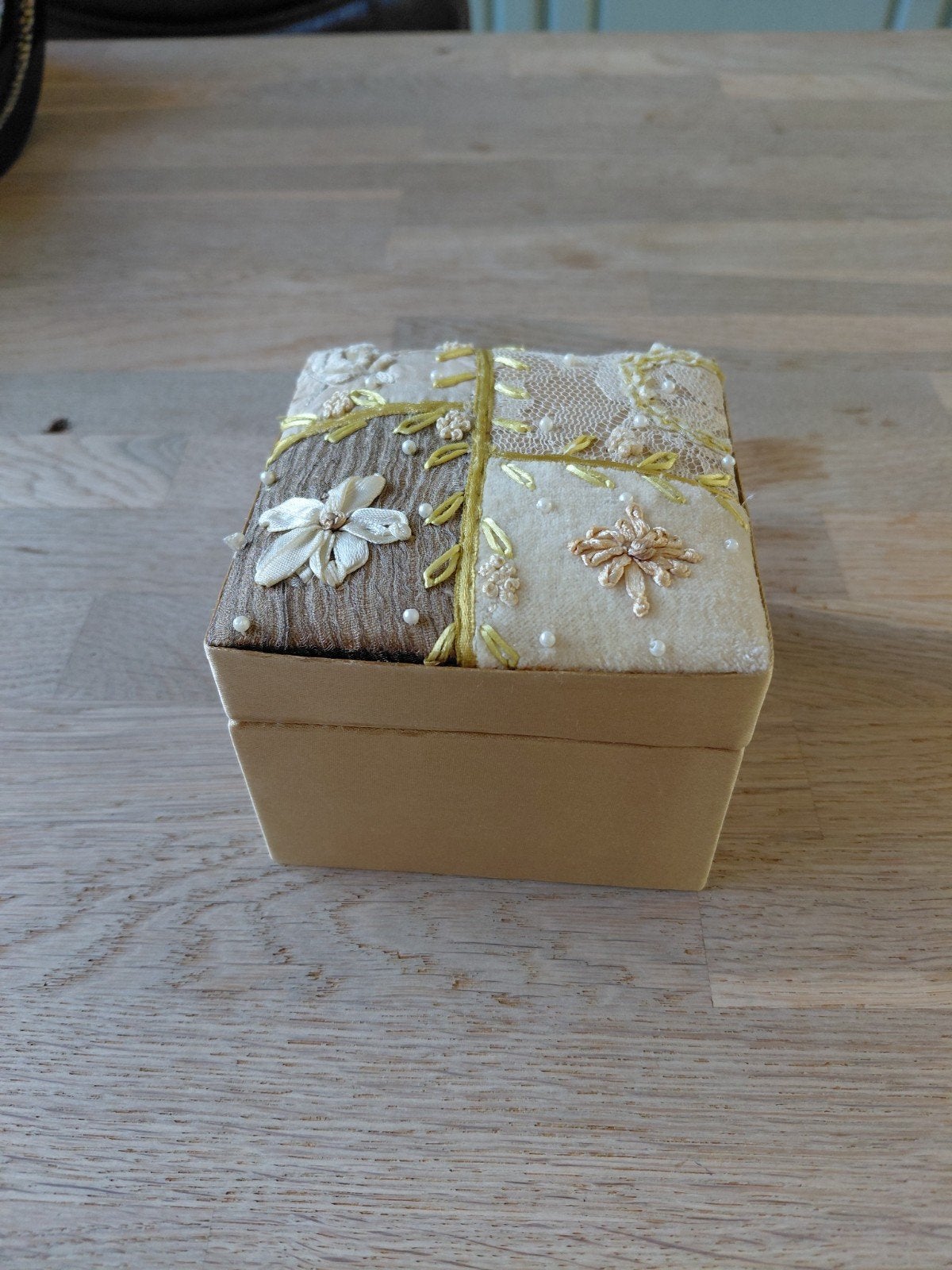 Decoratieve doos en twee mozaïek standaarden, Ophalen