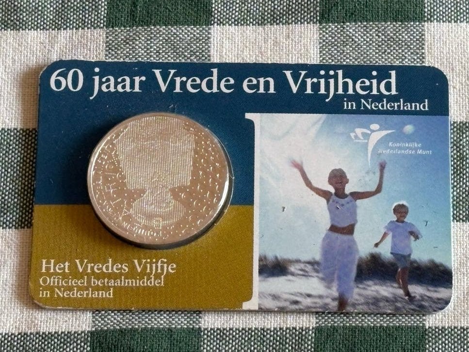 Zilveren 5 euro munt 60 jaar Vrede en Vrijheid, Postzegels en Munten, Munten | Nederland, Koningin Beatrix, Zilver, Euro's, Ophalen of Verzenden