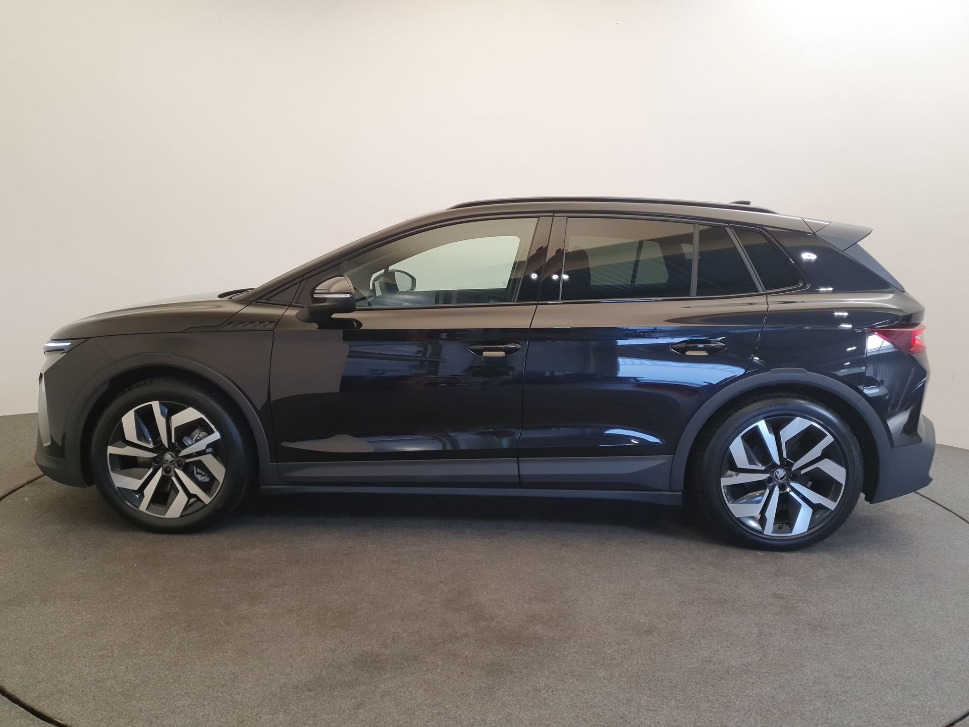 Skoda Elroq 85 Sportline 286pk Wegklapbare trekhaak, Camera, Auto's, Skoda, Automaat, 12 maanden, Achterwielaandrijving, 1800 kg