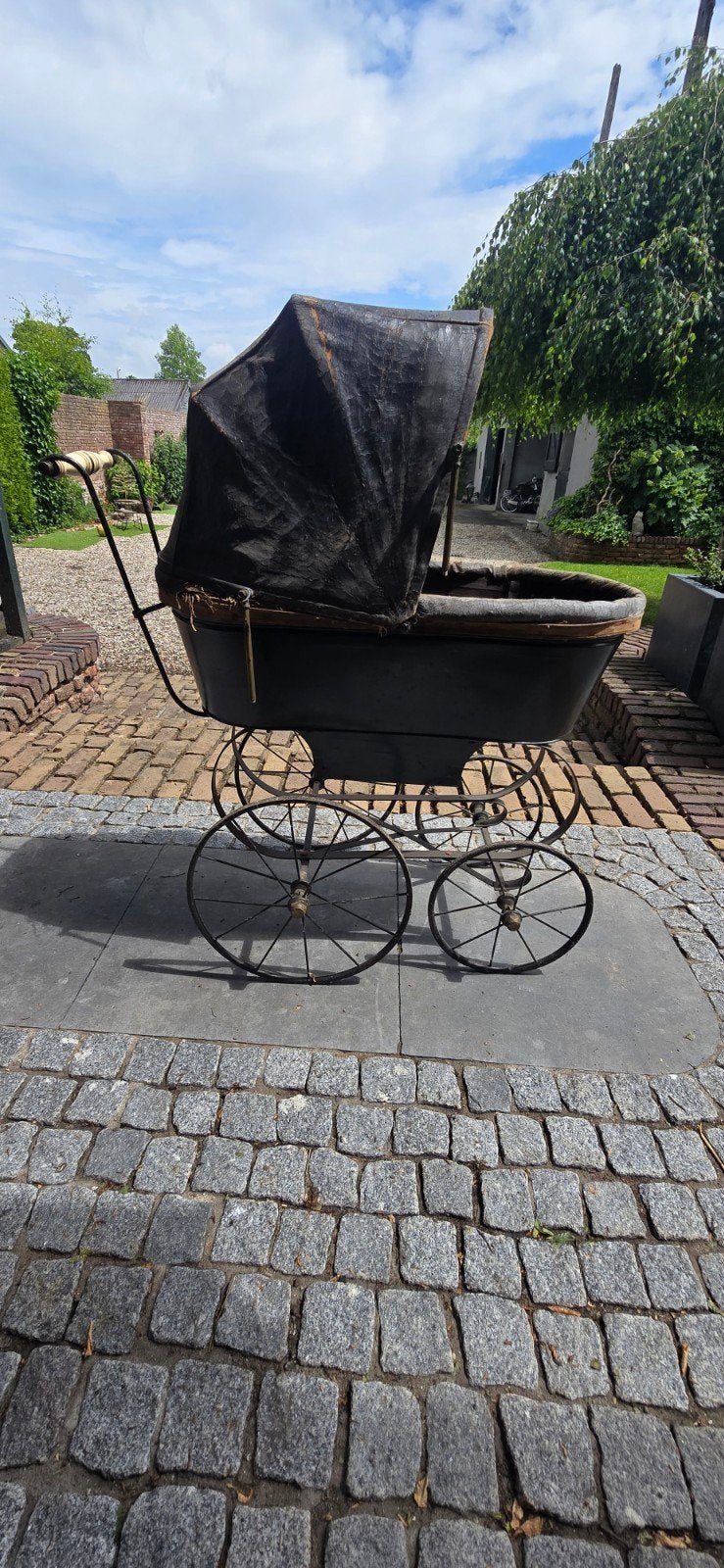 Antieke kinderwagen opknapper, Ophalen
