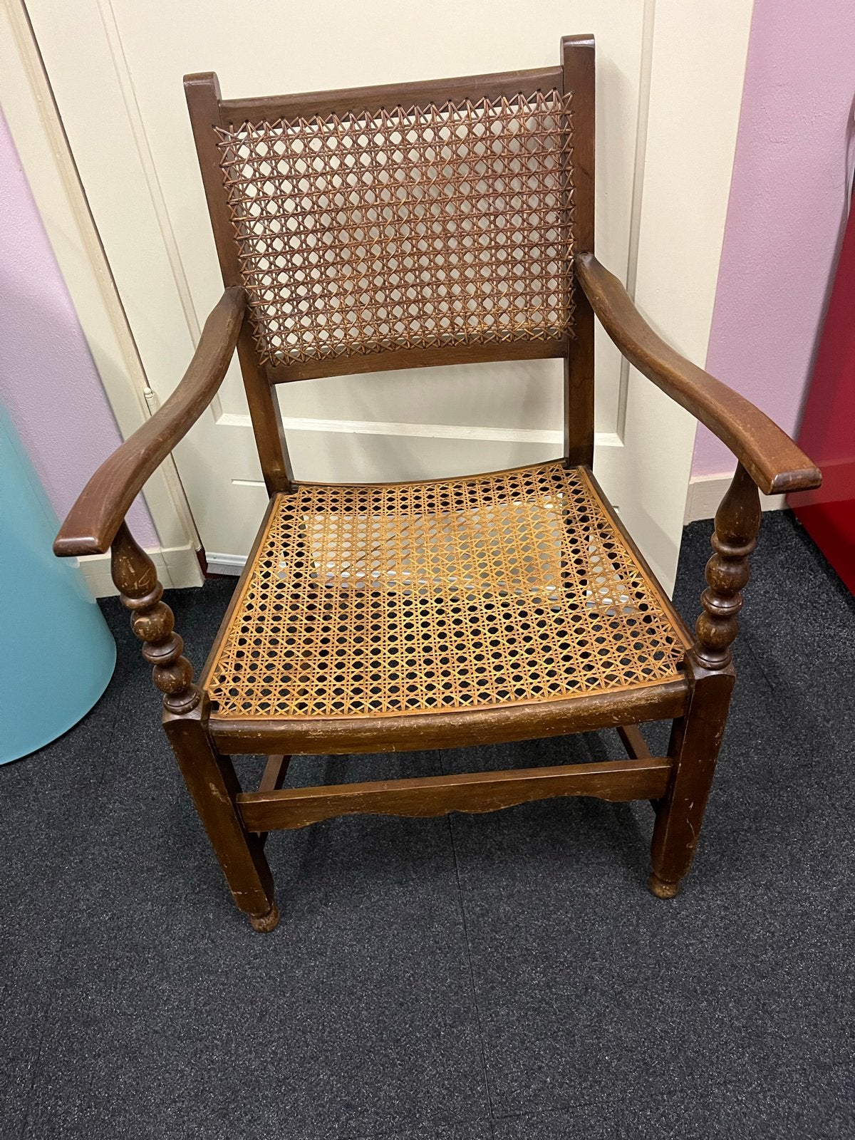 Antieke damesstoel met gevlochten webbing, Ophalen