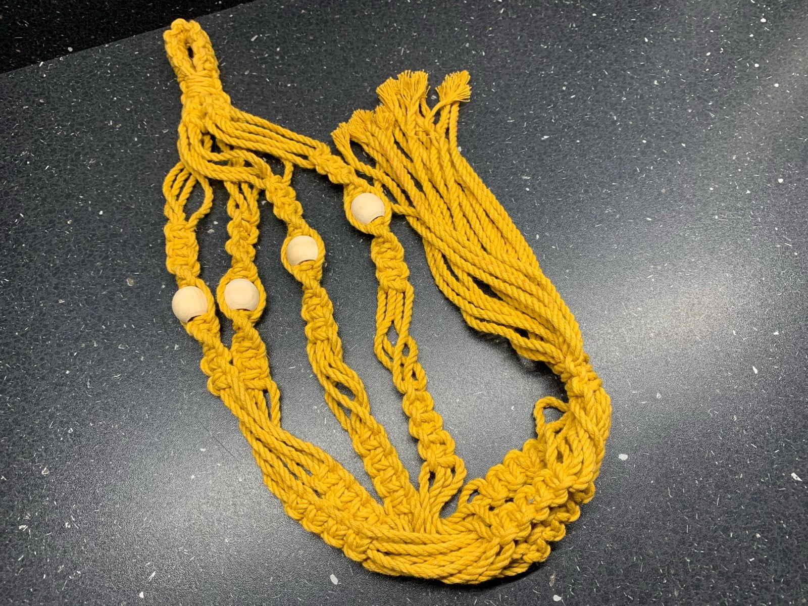 Gele macramé plantenhanger met houten kralen, Boho, Ophalen of Verzenden, Zo goed als nieuw, Textiel