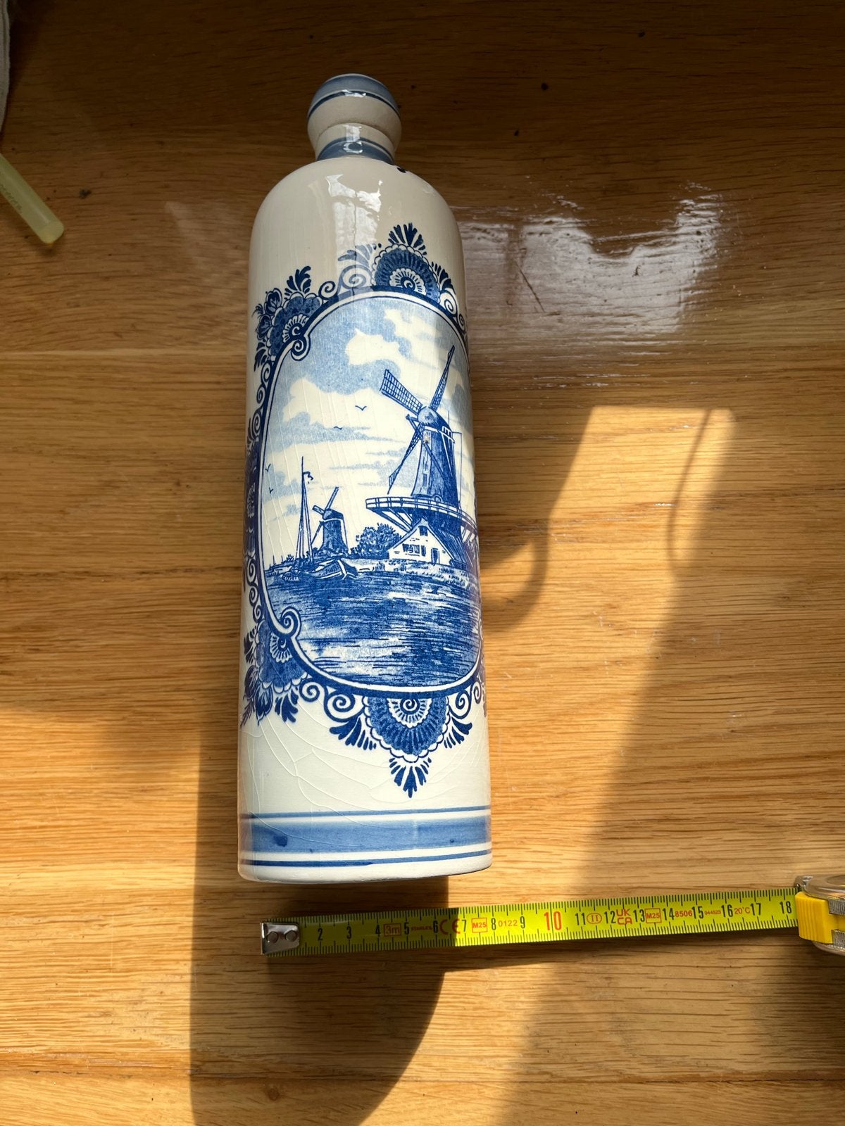 Twee antieke Delfts blauwe kruiken met molens en bloemen, Antiek en Kunst, Antiek | Keramiek en Aardewerk, Ophalen of Verzenden