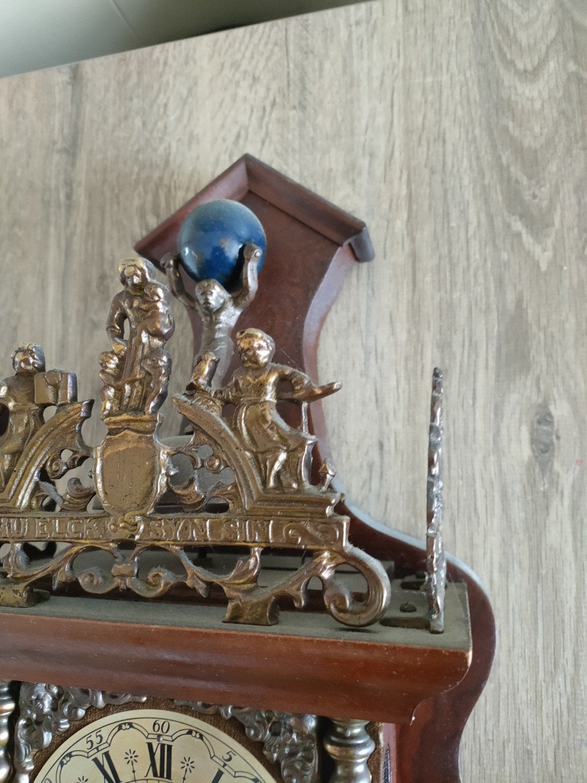 Antieke Wandklok met Koperen Ornamenten, Ophalen