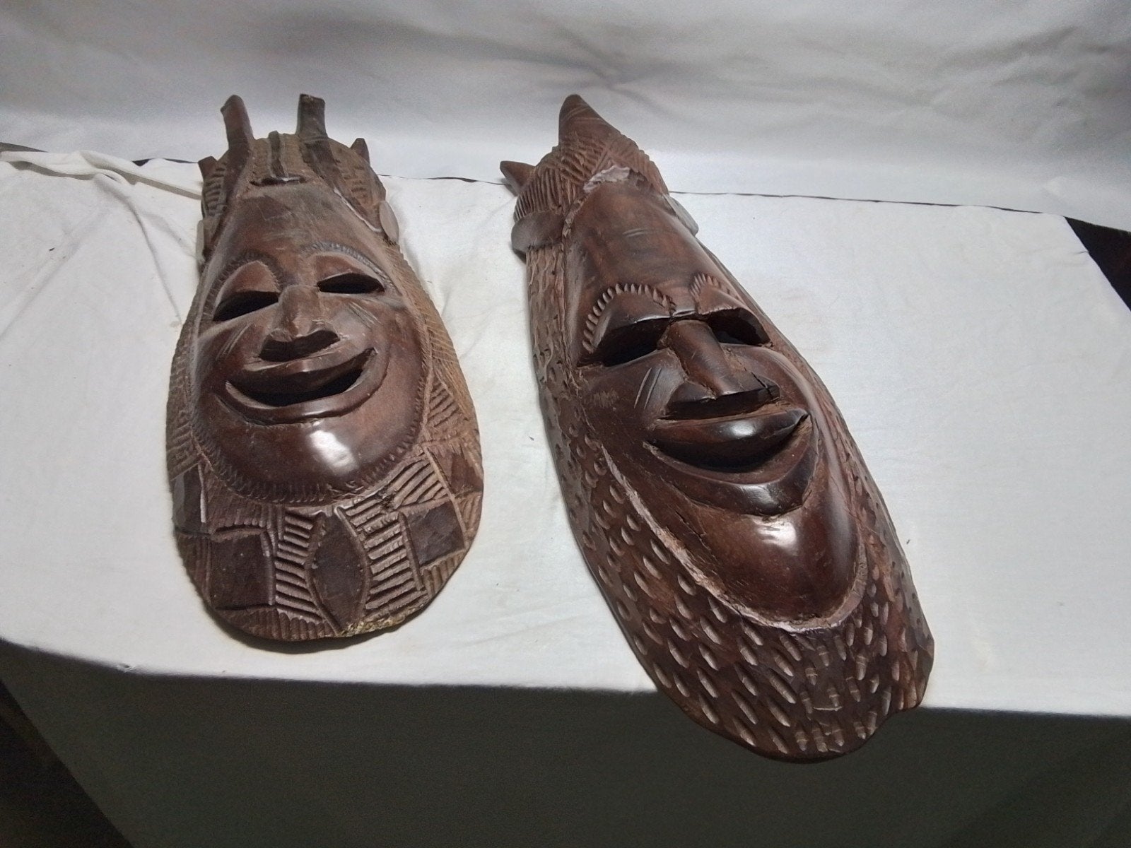 Twee handgesneden Afrikaanse maskers van hout, Hout, Bruin, Afrika, Masker