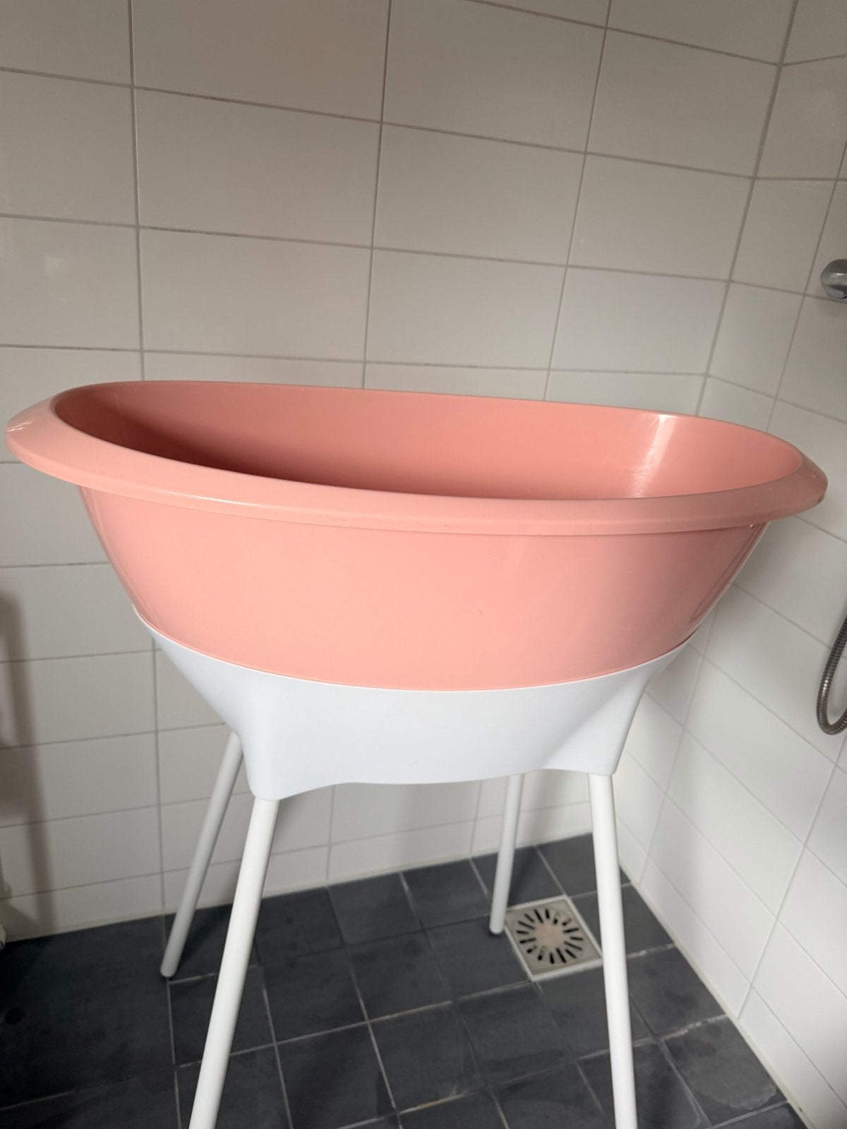 Babybadje met standaard, slang, zitje en luieremmer roze/wit, Kinderen en Baby's, Overige merken, Gebruikt, Ophalen of Verzenden