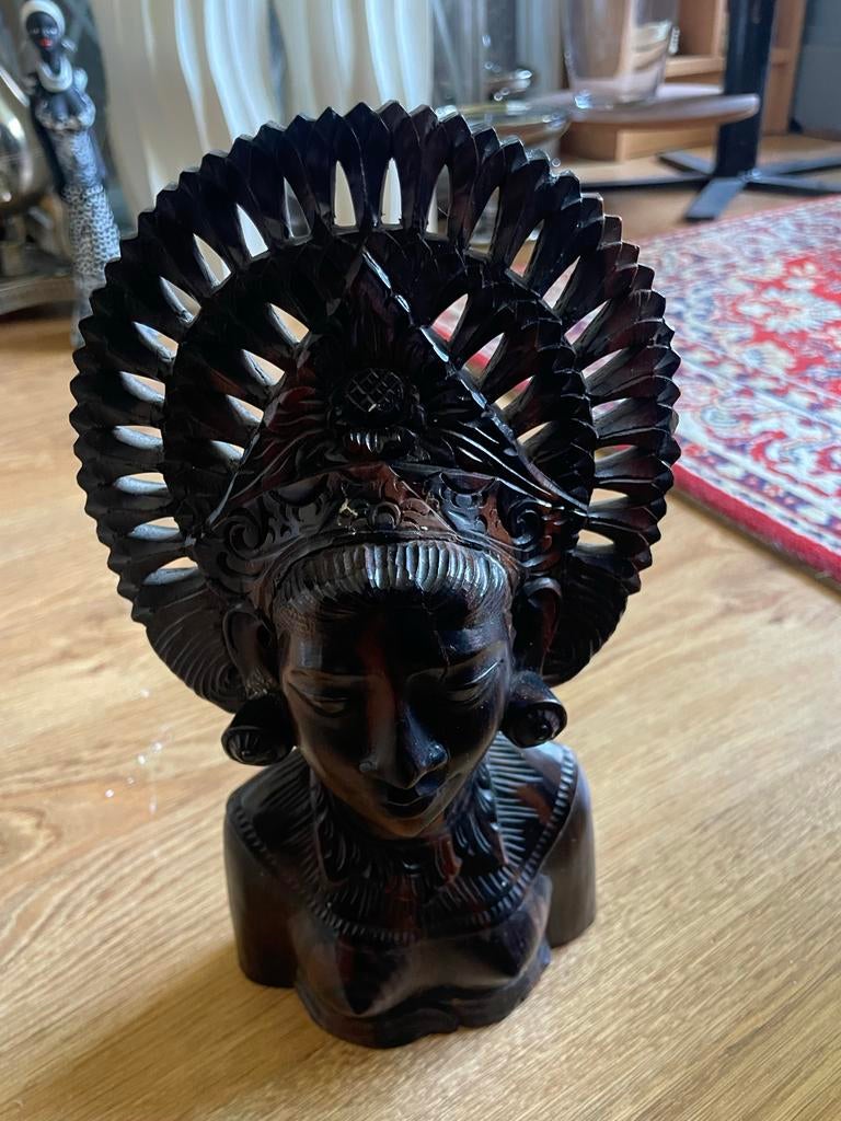 Mooi gesneden houten beeldje van een vrouw 15 cm hoog, Ophalen