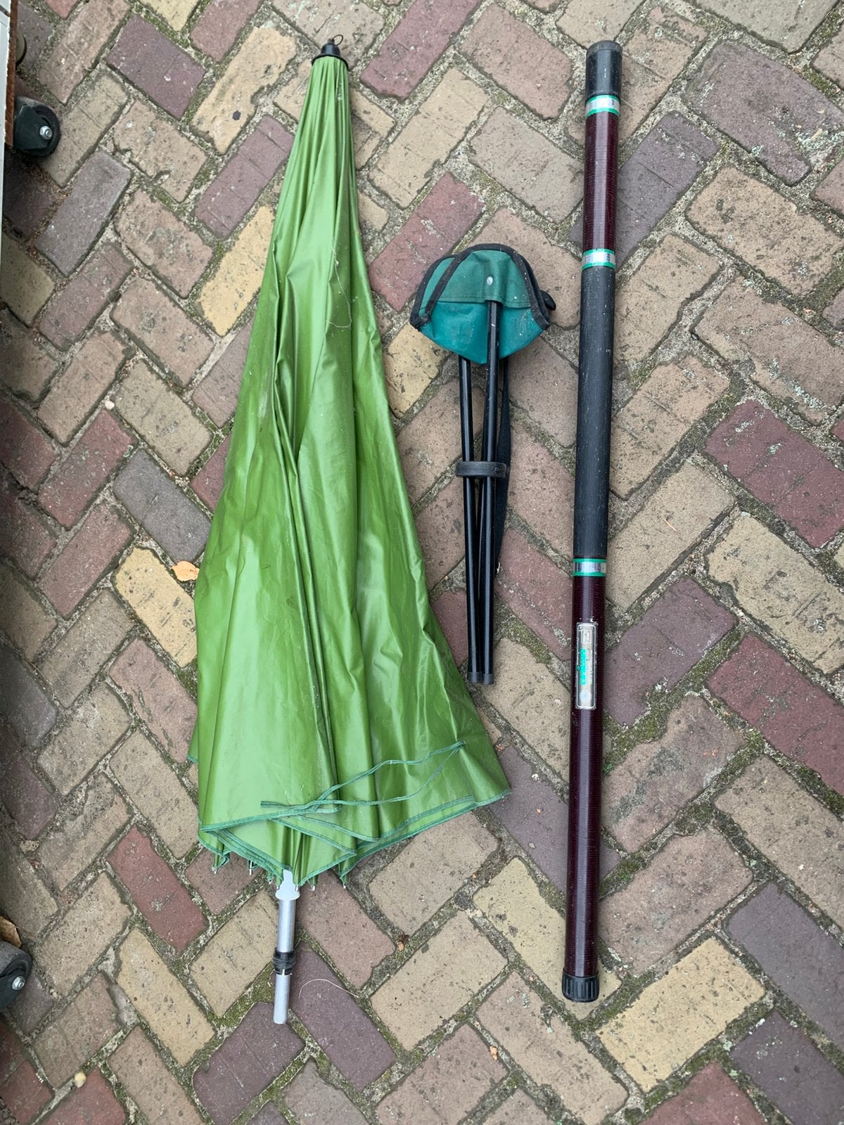 Visspullen , hengel 8.20 mtr DAIWA , vis parasol en stoeltje