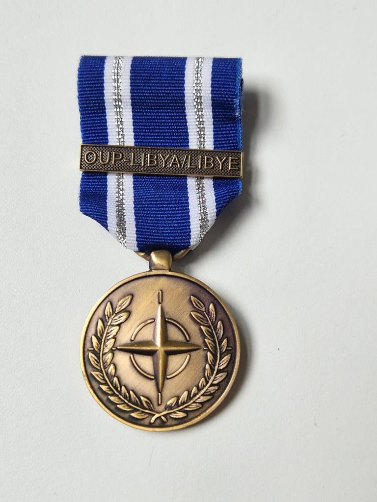 NATO navo medaille onderscheiding Libië, Verzamelen, Militaria | Algemeen, Ophalen of Verzenden, Landmacht, Nederland, Lintje, Medaille of Wings