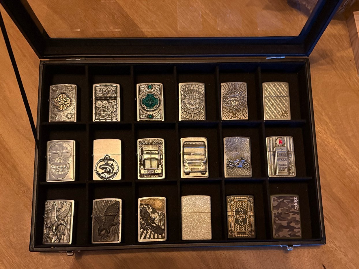 Zippo aanstekers collectie in displaydoos, Verzamelen, Ophalen of Verzenden, Zo goed als nieuw, Aansteker