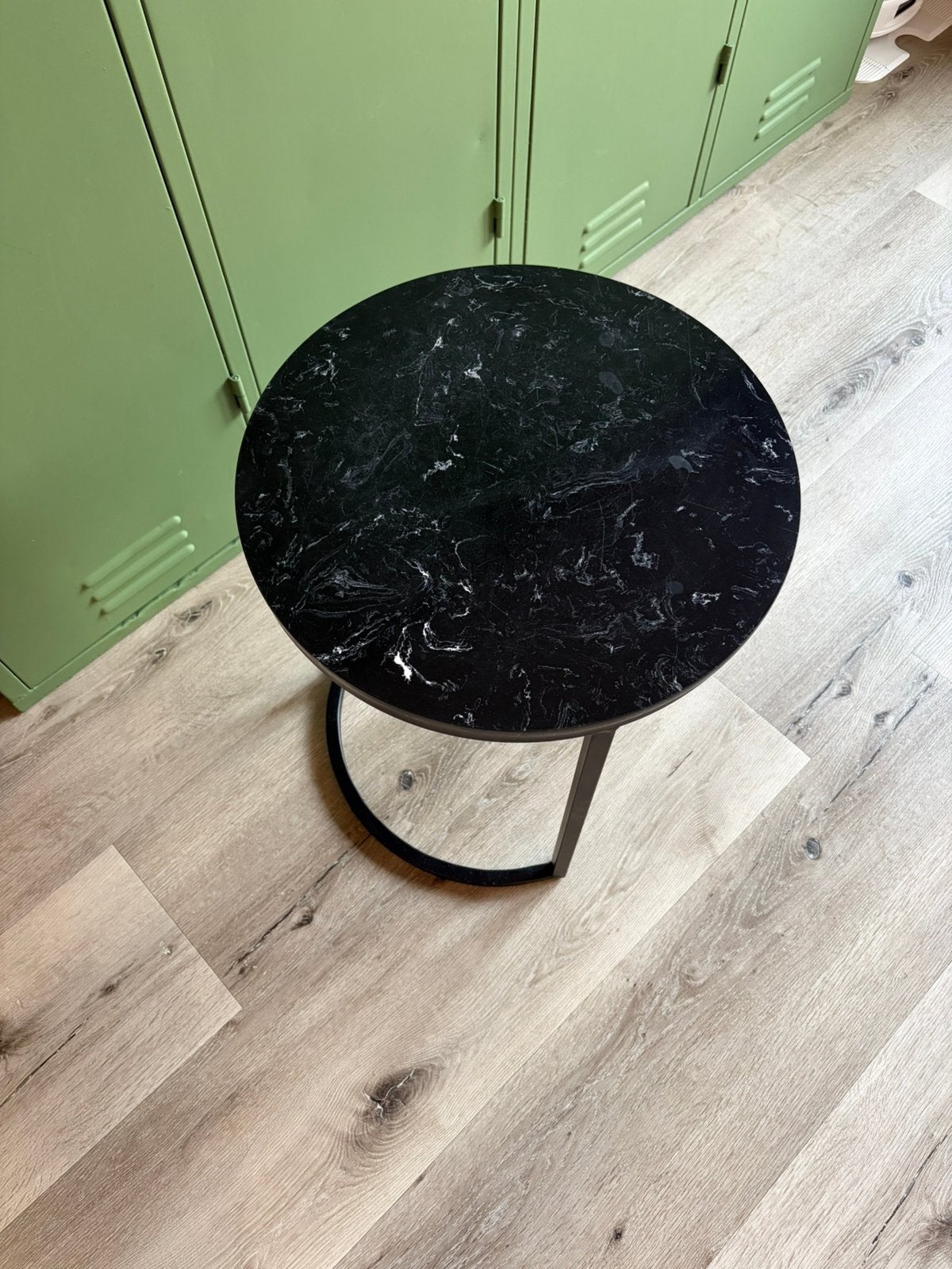 Bijzettafel zwart met marmeren blad, Minder dan 55 cm, Rond, Zo goed als nieuw, Ophalen