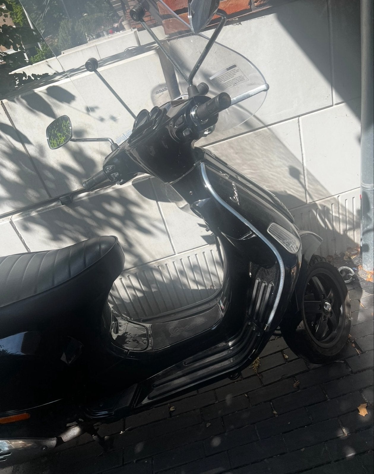 Zwarte Vespa Scooter, Fietsen en Brommers, Ophalen, Zo goed als nieuw, Maximaal 25 km/u, Overige modellen