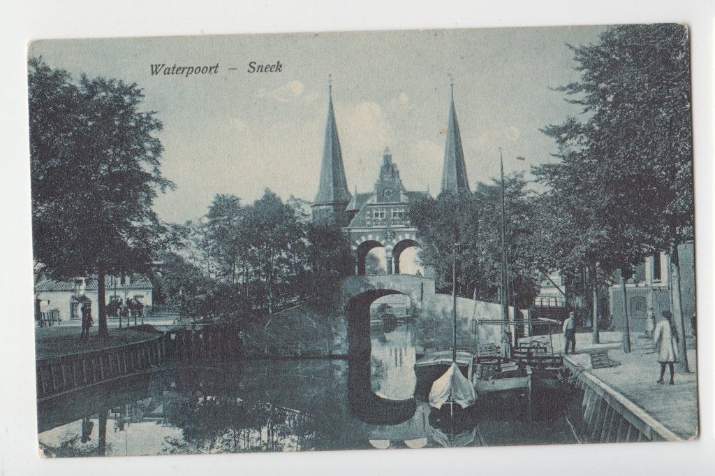 066 Waterpoort Sneek - Boten Mensen Gelopen 1935 B35, Verzenden, 1920 tot 1940, Gelopen, Friesland