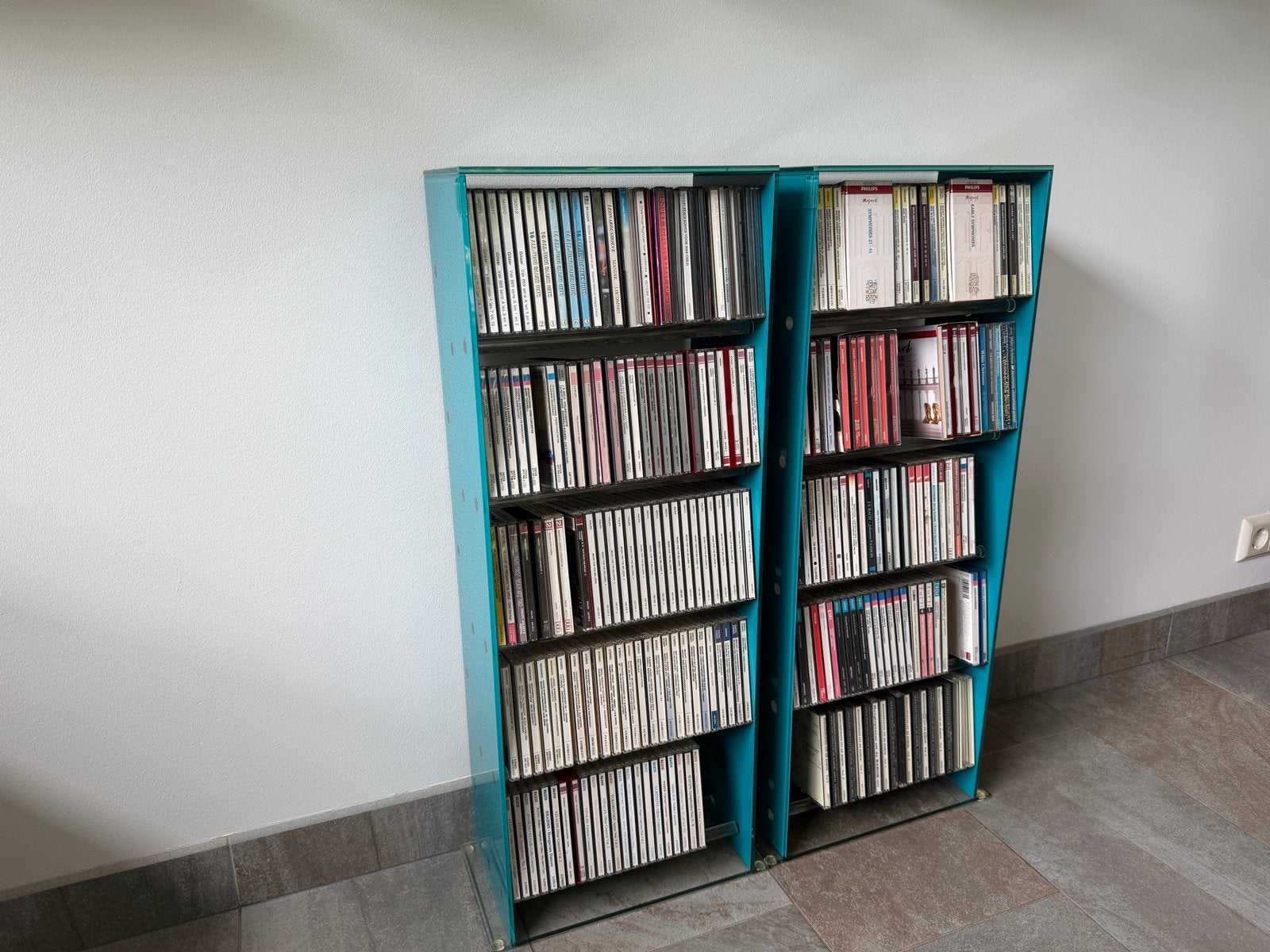 2 turquoise glazen CD/DVD-rekken gevuld met klassieke Cd’s., Huis en Inrichting, Ophalen, Gebruikt, 150 discs of meer, Glas