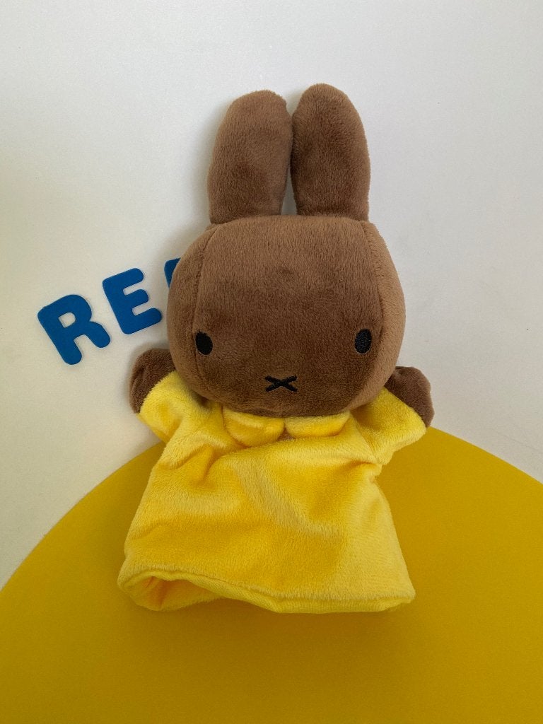 K2140 nijntje handpop Nina bruin geel, Kinderen en Baby's, Speelgoed | Knuffels en Pluche, Ophalen of Verzenden, Zo goed als nieuw