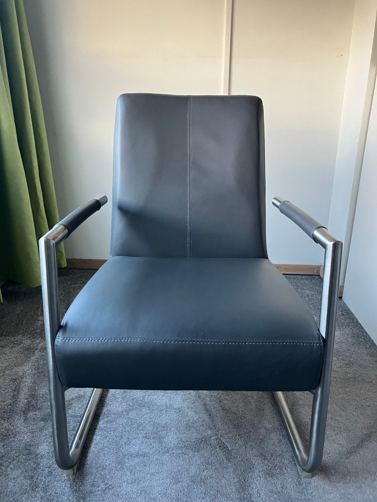Moderne fauteuil met rvs sledeframe., Ophalen, Gebruikt, Grijs, Eén
