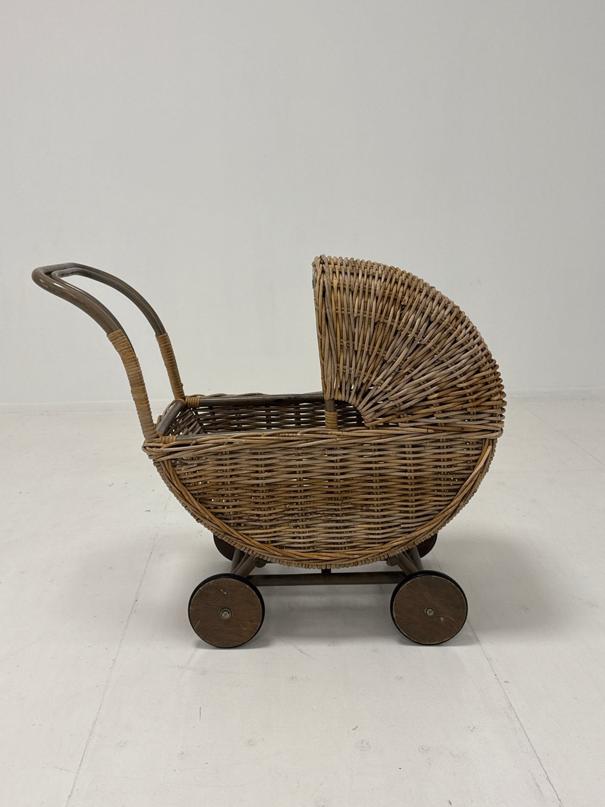 Vintage rotan poppenwagen, Kinderen en Baby's, Ophalen, Gebruikt, Overige typen