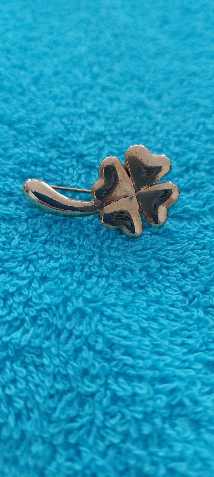 Vintage klavertje vier broche van Tuperware, Overige materialen, Gebruikt, Minder dan 4 cm, Ophalen of Verzenden