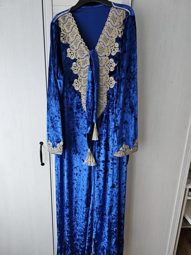 Prachtige blauwe fluwelen kaftan met gouden borduursels, Maat 38/40 (M), Overige typen, Blauw, Ophalen of Verzenden