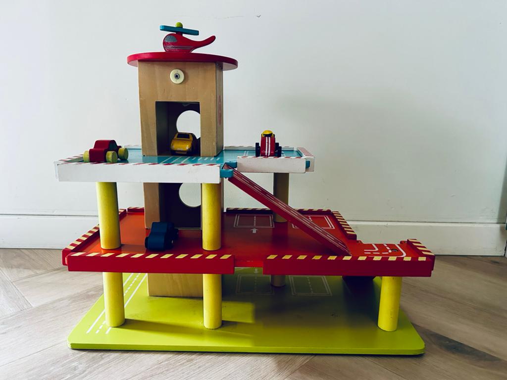 Houten parkeergarage met helikopterplatform en auto's, Ophalen of Verzenden, Gebruikt, Jongen of Meisje