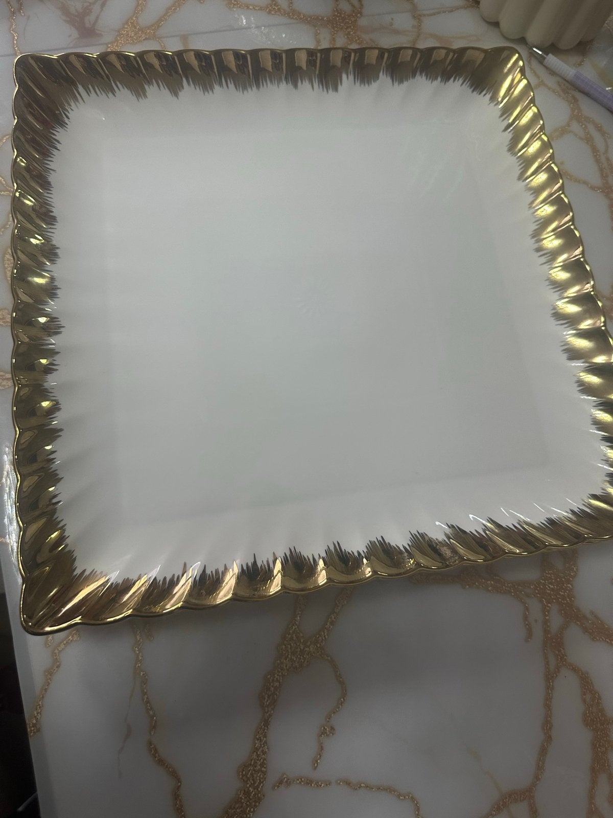 2 Witte borden met gouden randen., Overige materialen, Ophalen of Verzenden, Zo goed als nieuw, Bord(en)