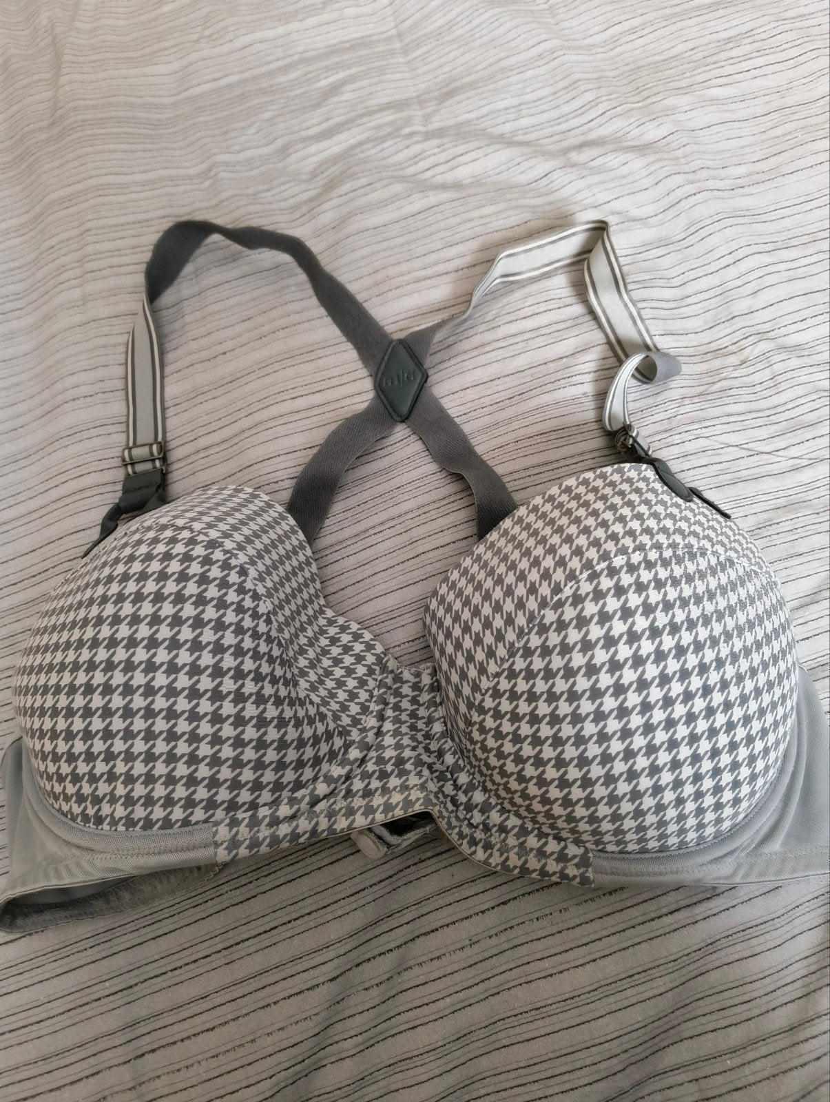 Marlies Dekkers BH met gekruiste bandjes - Grijs/Wit 85D, Kleding | Dames, Ondergoed en Lingerie, Ophalen of Verzenden