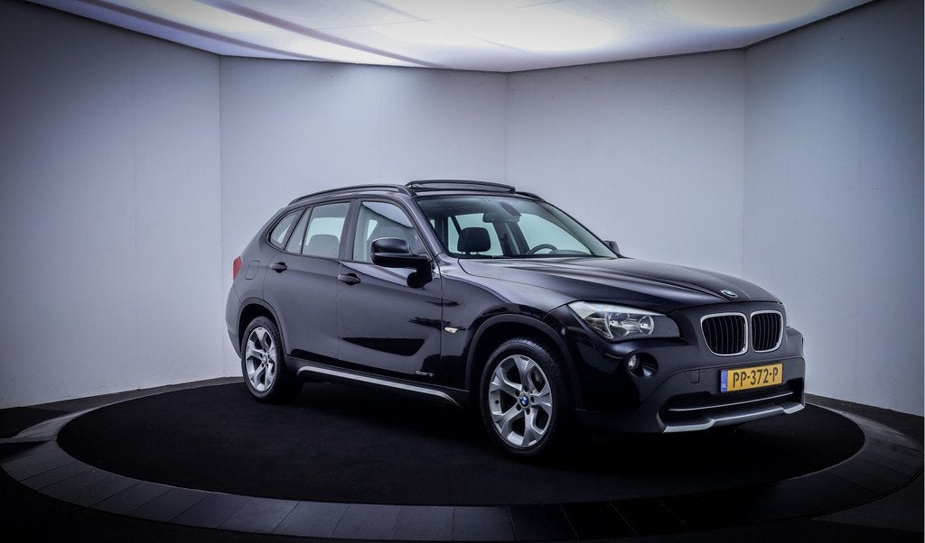 BMW X1 18i Executive PANO | LEDER | STOELVERW | NAVI | CLIMA, X1, Euro 5, Zwart, 4 cilinders