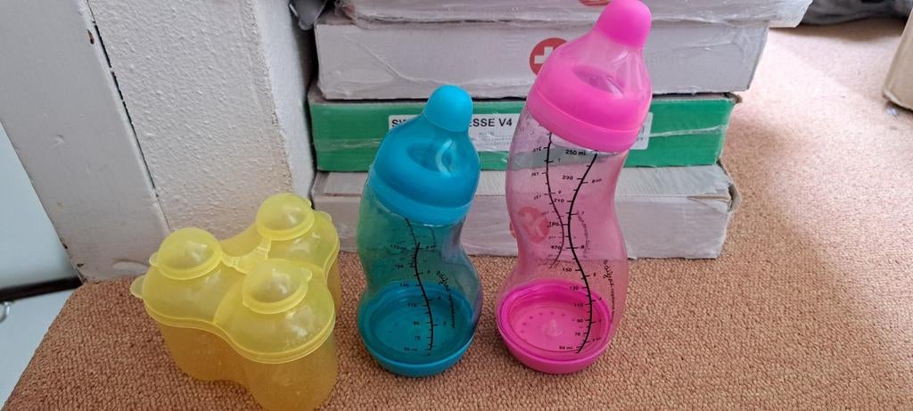 2 Babyflessen en 1 Poedertoren - Zo goed als nieuw, Ophalen of Verzenden, Zo goed als nieuw, Overige typen