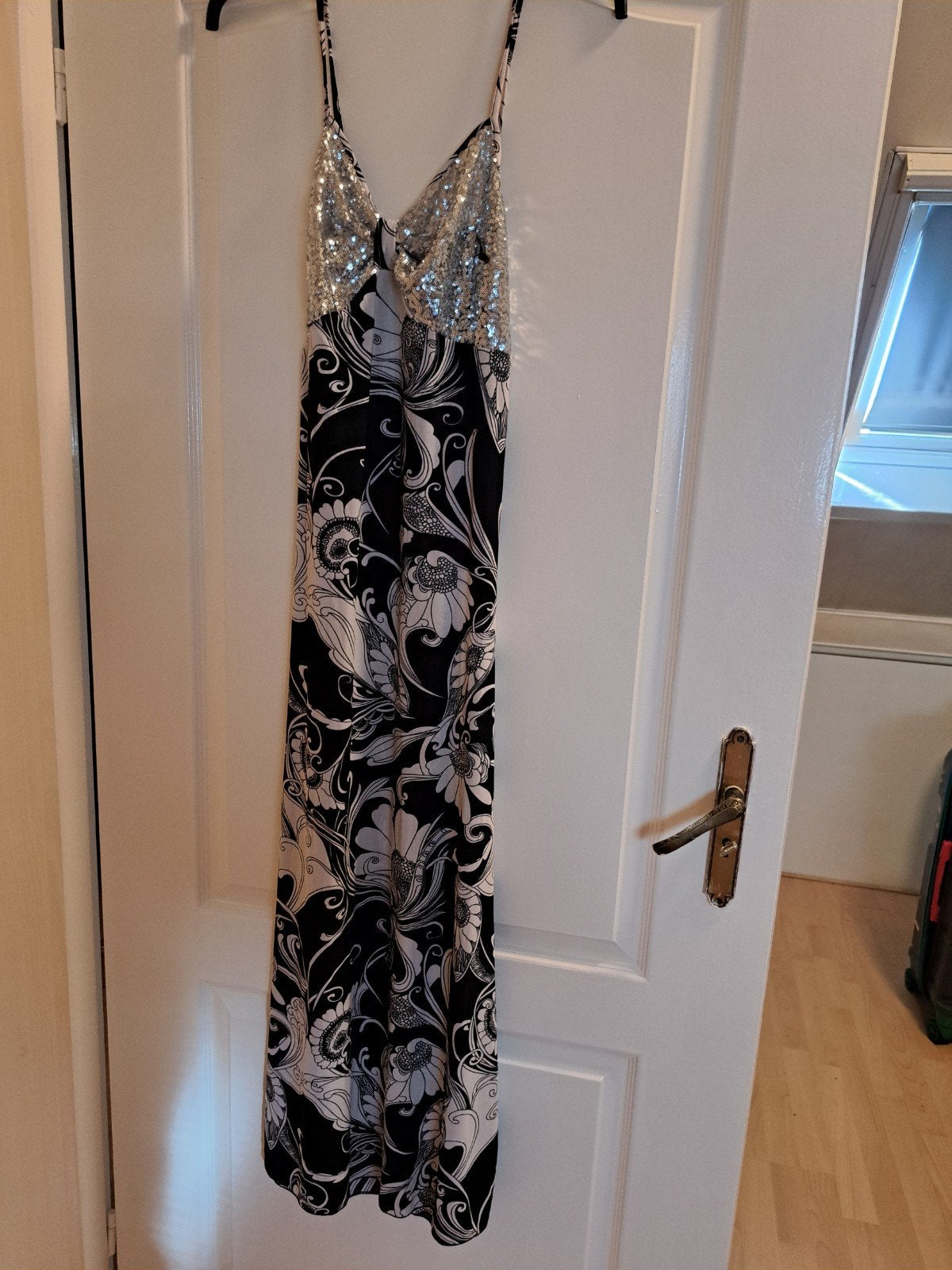 Nena Galajurk met pailletten en bloemenprint, Kleding | Dames, Jurken, Zwart, Ophalen of Verzenden, Zo goed als nieuw, Maat 36 (S)