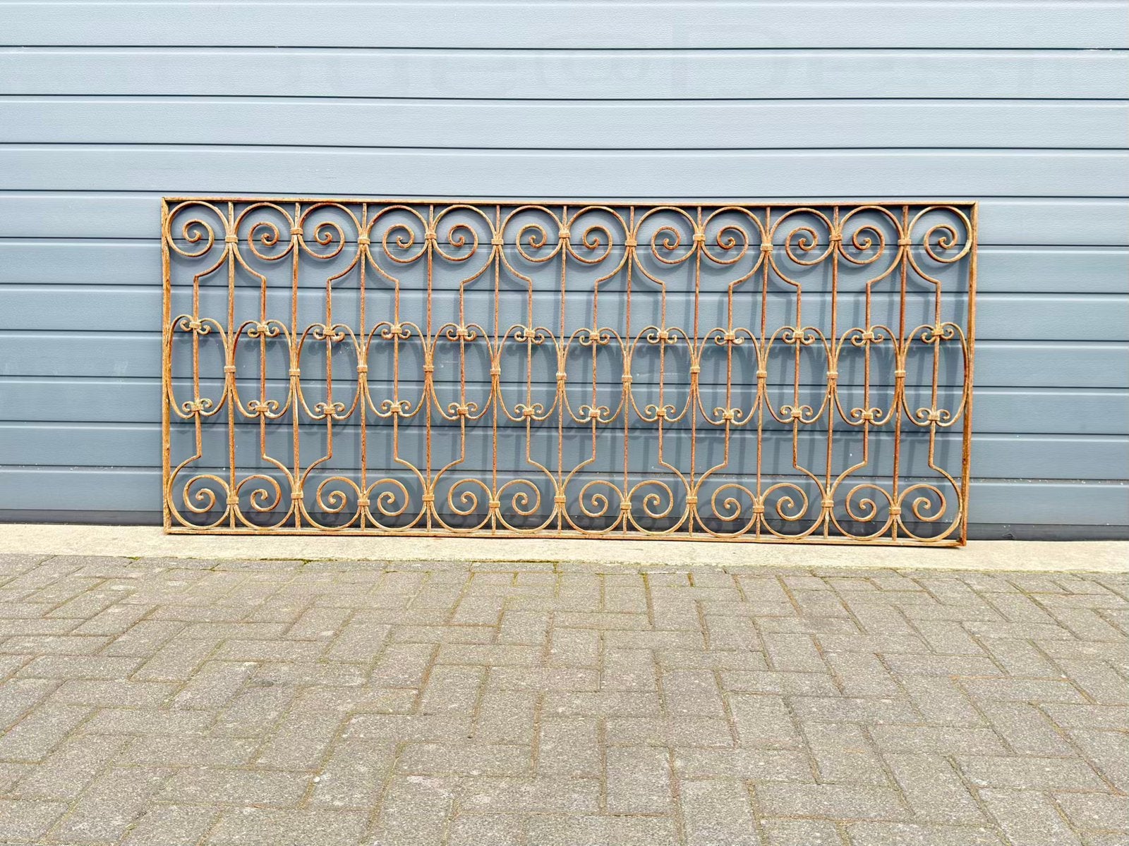 Antiek smeedijzeren hekwerk met sierlijke krullen en patina, Tuin en Terras, Tuinhekken en Hekwerk, Ophalen of Verzenden, Gebruikt