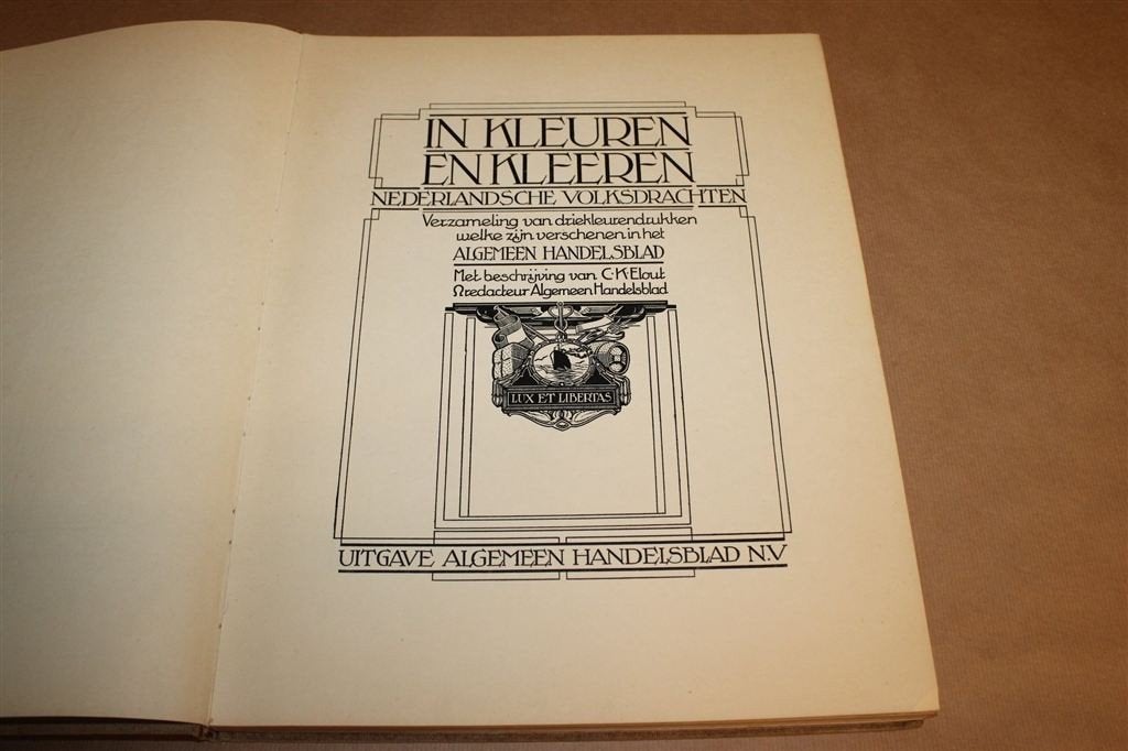 In Kleuren en Kleeren — Nederlandse Klederdrachten 1931, Ophalen of Verzenden, Gelezen