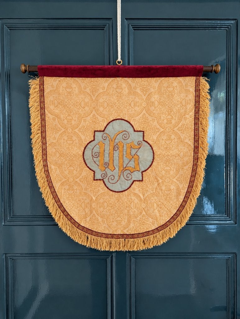 Antiek kerkvaandel IHS – geborduurd religieus damast, Antiek en Kunst, Ophalen of Verzenden