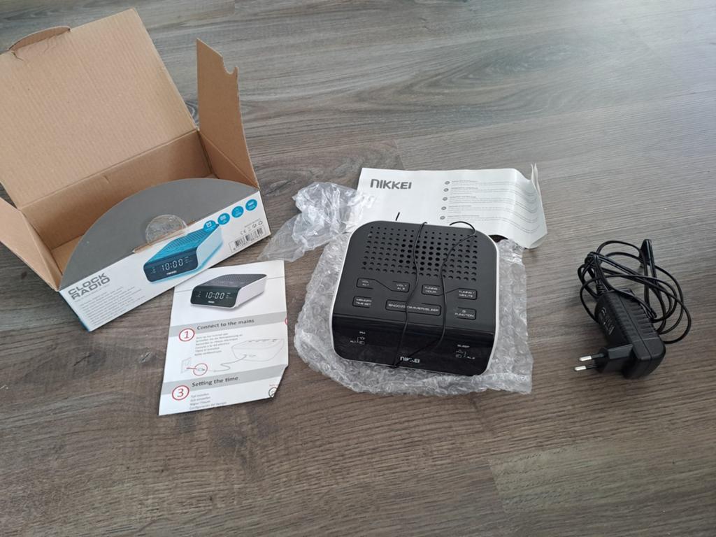 Nikkei NR160U Wekkerradio met USB-oplaadfunctie, Witgoed en Apparatuur, Wekkers, Ophalen of Verzenden