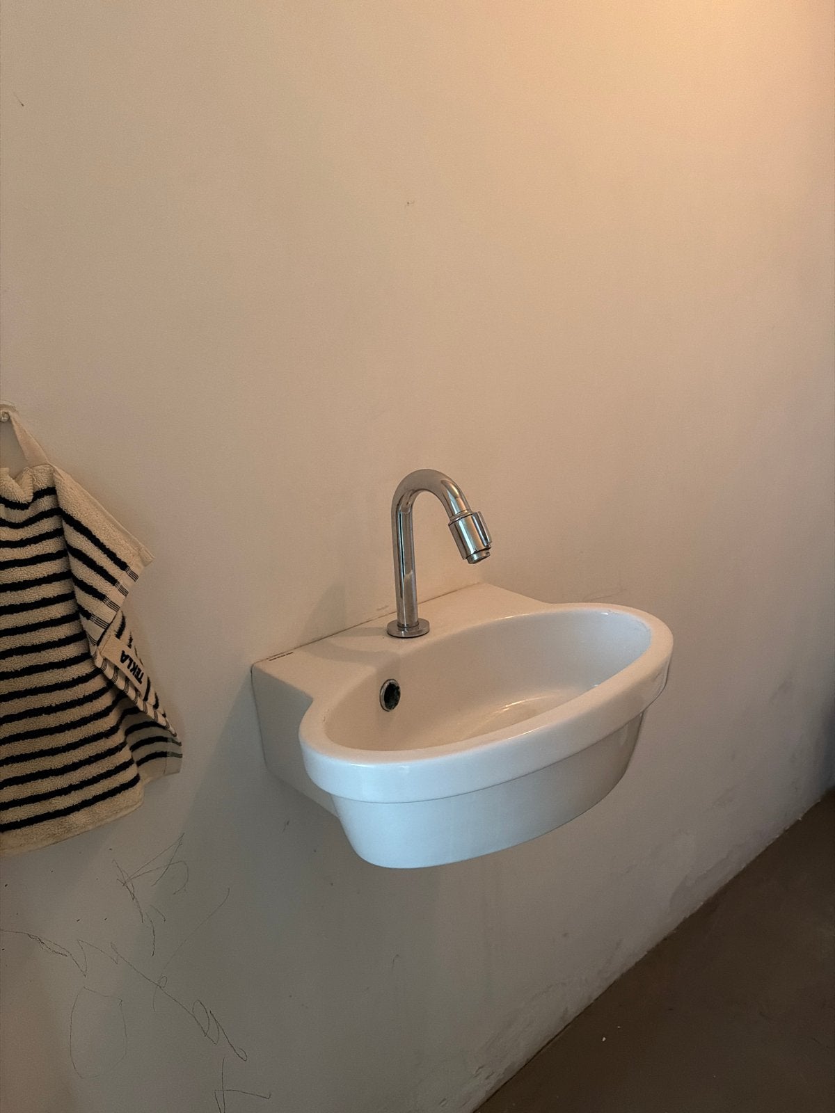 Sanindusa fonteintje met kraan, Ophalen, Gebruikt, Chroom, Wastafel