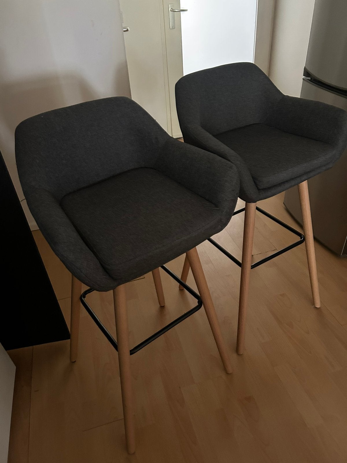 Set van 2 barkrukken - Grijs met houten poten, Ophalen, Gebruikt, 60 tot 90 cm, Hout