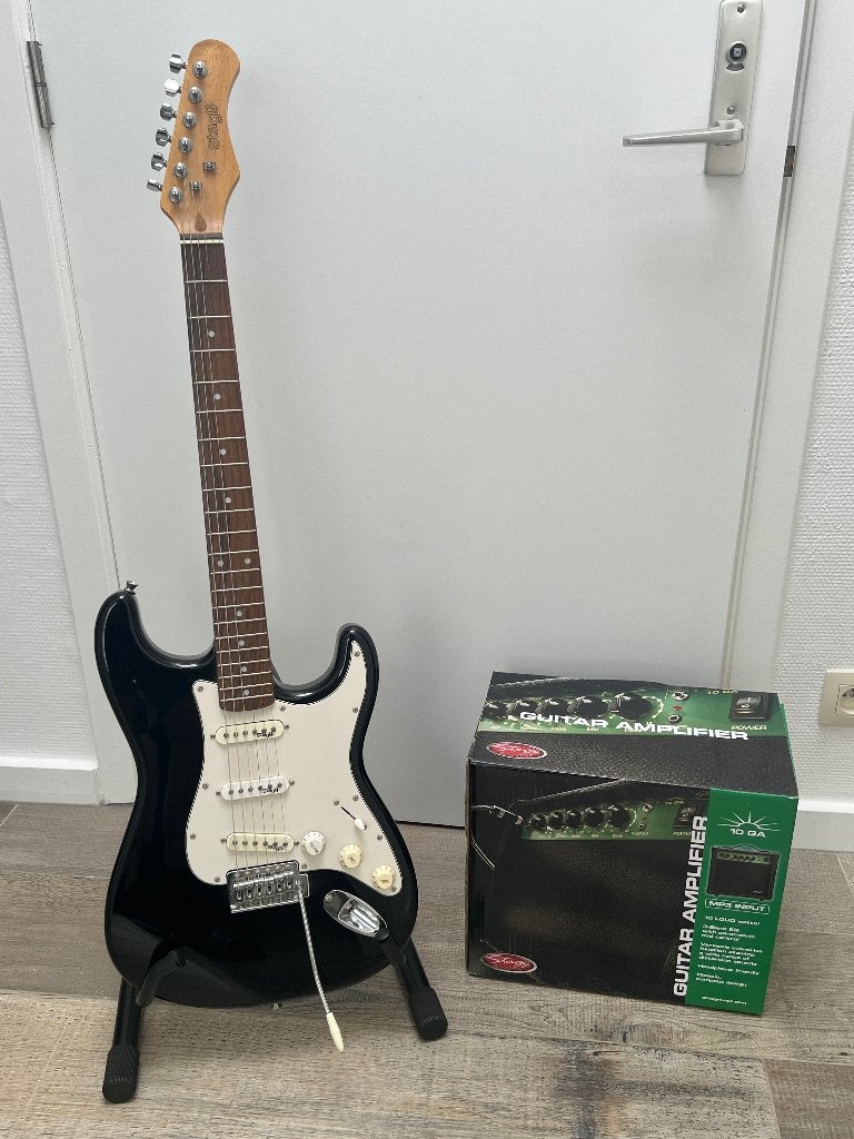 Elektrische gitaar Stagg S250-BK + versterker + staander, Ophalen, Zo goed als nieuw, Solid body, Overige merken