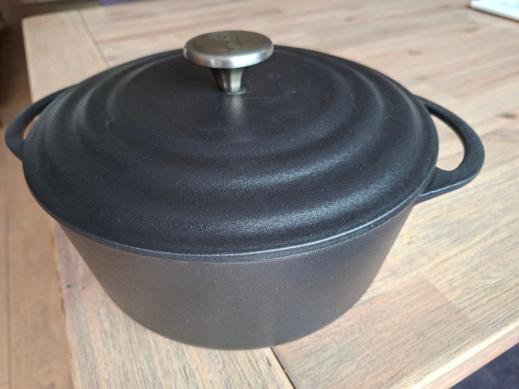 stoofpan. VIVO. Inhoud 4,2 l. Gietijzer. RVS knop.   CWO 463, Braadpan, Geschikt voor inductie, Ophalen of Verzenden, Zo goed als nieuw
