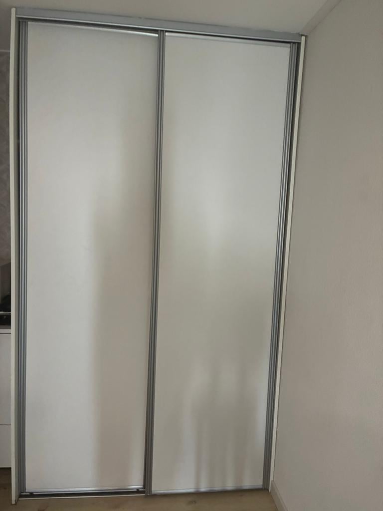 Witte schuifdeurkast, Huis en Inrichting, Kasten | Kledingkasten, Ophalen, Kunststof, Gebruikt, 100 tot 150 cm