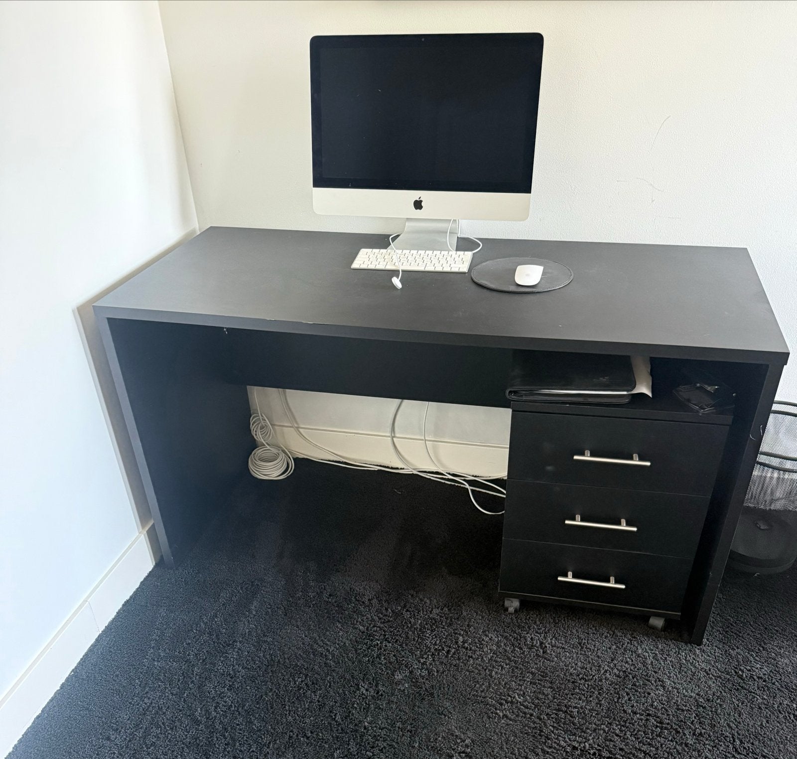 IKEA Bureau met verrijdbare ladekast - Z.g.a.n., Ophalen, Zwart, Met lades, Spaanplaat of MDF
