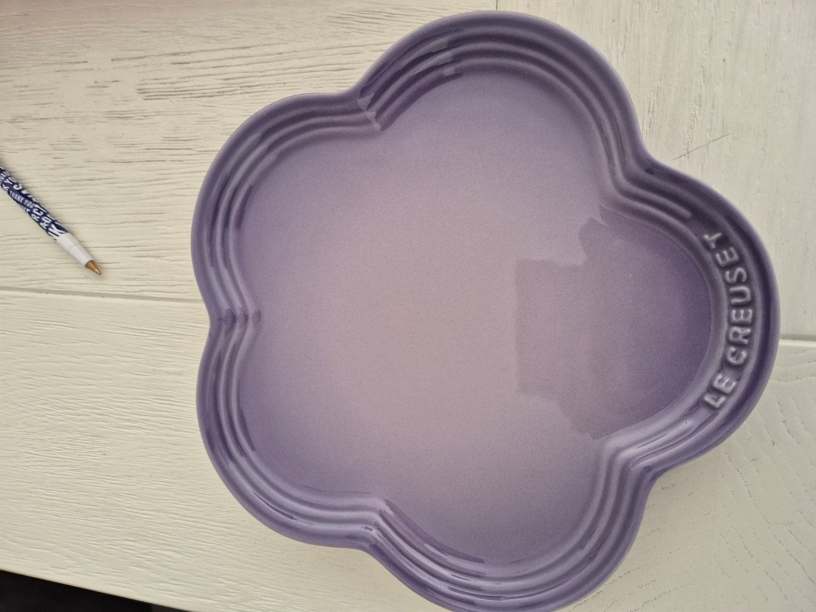 Le Creuset Bloemvormig Bord - Bluebell Purple, Overige merken, Nieuw, Ophalen of Verzenden, Bord(en)